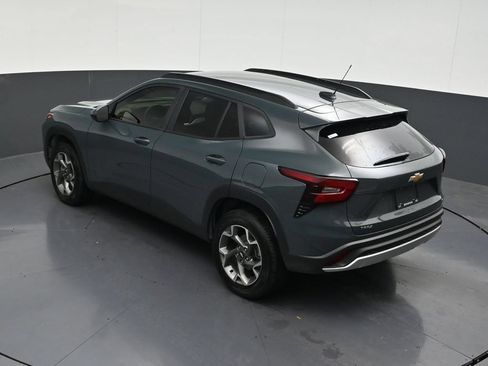 Used 2025 Chevrolet Trax LT FWD image 17