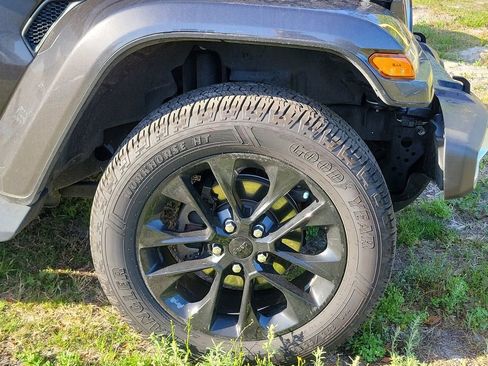 Used 2021 Jeep Wrangler Unlimited Sahara image 9