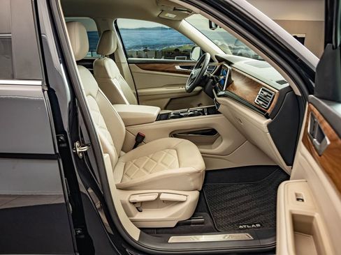 Used 2024 Volkswagen Atlas SE w/ Black Wheel Package FWD image 36
