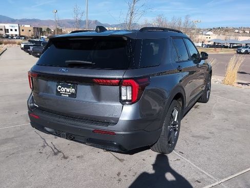 Used 2025 Ford Explorer ST-Line w/ ST-Line Street Pack AWD/4WD image 8