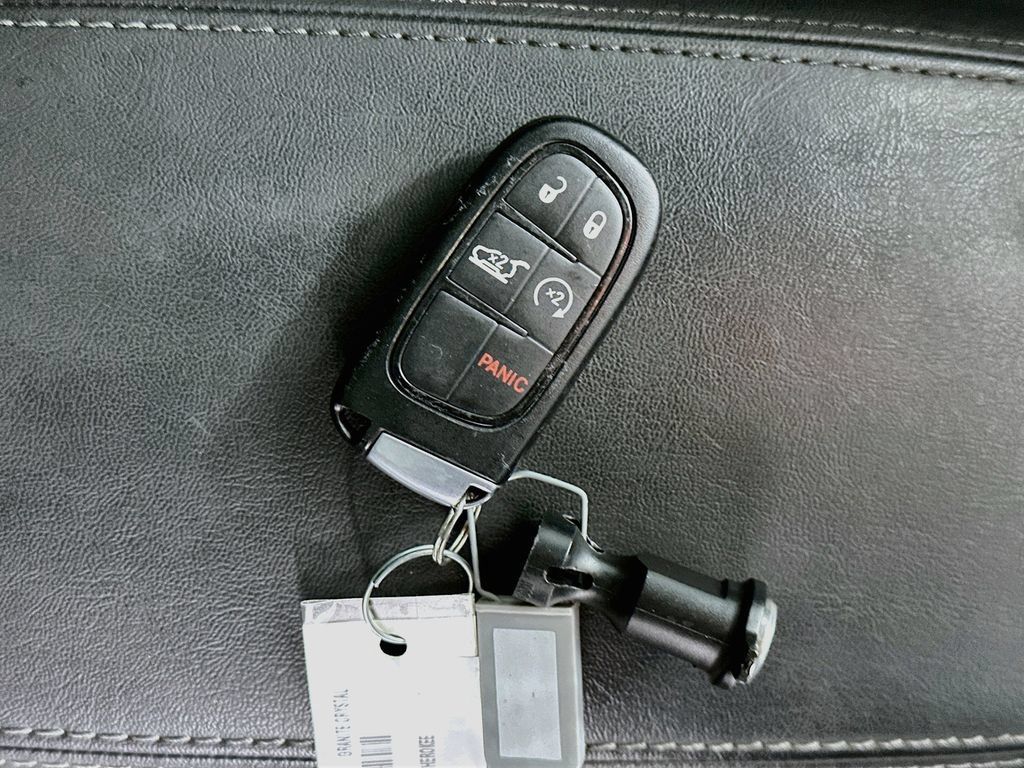 Used 2019 Jeep Cherokee Limited w/ Luxury Group FWD image 35