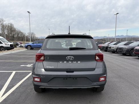 Used 2024 Hyundai Venue Limited FWD image 10
