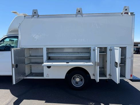 Used 2018 Chevrolet Express 3500 w/ Chrome Appearance Package RWD image 11