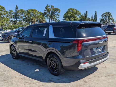 Certified 2025 Kia Carnival image 6