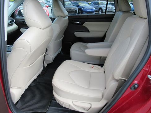 Used 2022 Toyota Highlander XLE AWD/4WD image 33