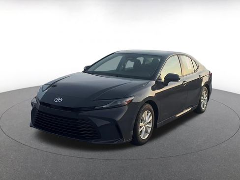 Used 2025 Toyota Camry LE image 7