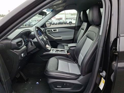 Used 2022 Ford Explorer XLT w/ Equipment Group 202A AWD/4WD image 16