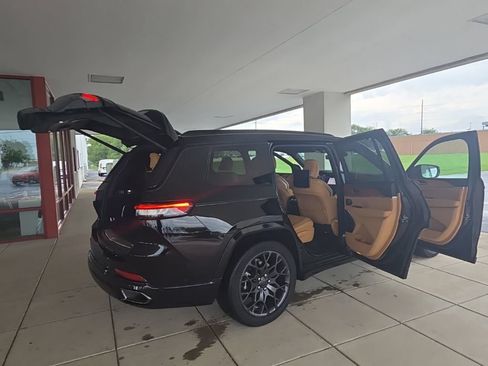 Used 2023 Jeep Grand Cherokee L Summit AWD/4WD image 15