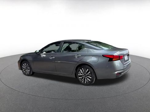 Used 2025 Nissan Altima 2.5 SV FWD image 10