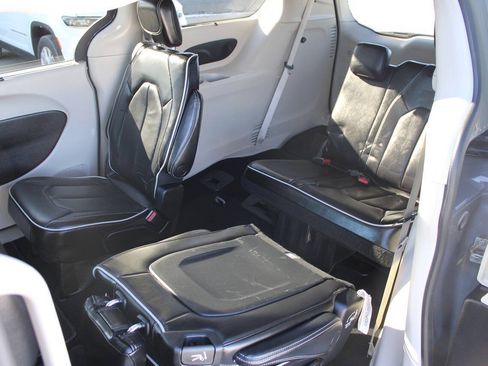 Used 2023 Chrysler Pacifica Limited FWD image 11