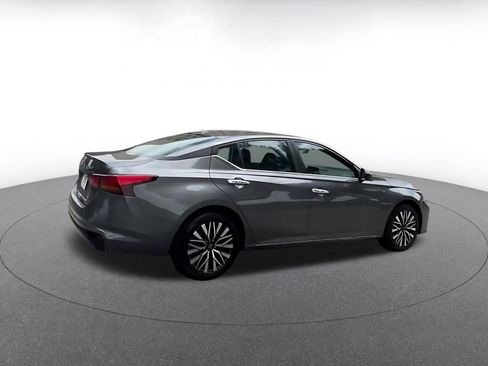 Used 2025 Nissan Altima 2.5 SV FWD image 14