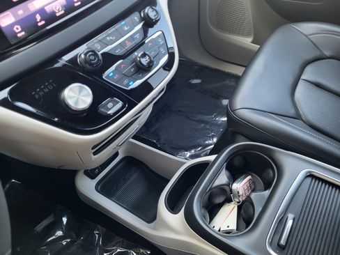 Used 2023 Chrysler Pacifica Touring-L FWD image 19