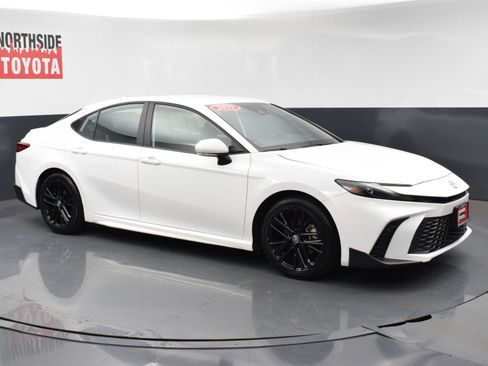 Used 2025 Toyota Camry SE w/ Convenience Package image 6