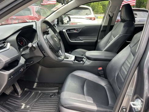 Used 2020 Toyota RAV4 XLE Premium FWD image 15