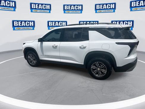 Used 2025 Chevrolet Traverse LT FWD image 5