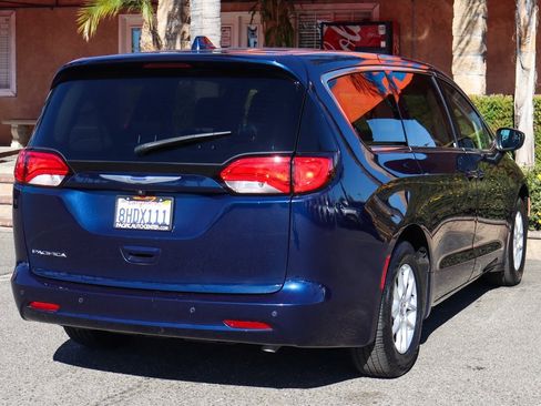 Used 2019 Chrysler Pacifica Touring image 9