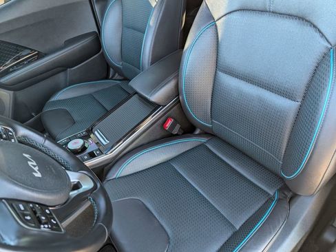 Used 2022 Kia Niro EX Premium image 9