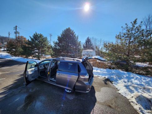 Used 2013 Toyota Sienna SE image 23