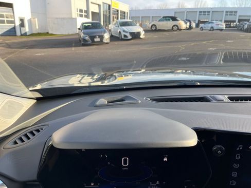 Used 2025 Chevrolet Trax LT image 32