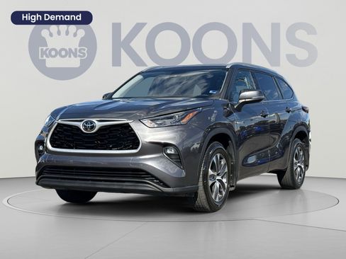 Used 2022 Toyota Highlander XLE AWD/4WD image 1