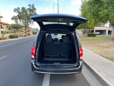 Used 2018 Dodge Grand Caravan SE FWD image 12