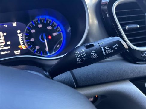 Used 2024 Chrysler Pacifica Touring-L image 26