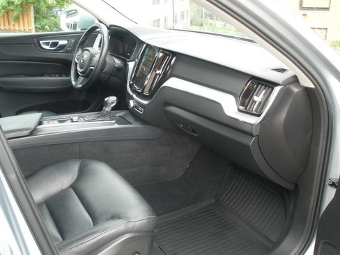 Used 2018 Volvo XC60 T5 Momentum AWD/4WD image 30