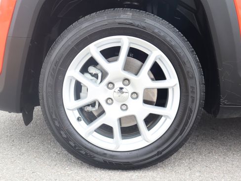 Used 2021 Jeep Renegade Latitude FWD image 11
