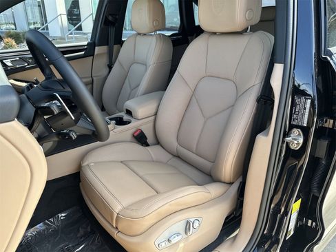 New 2025 Porsche Macan image 5