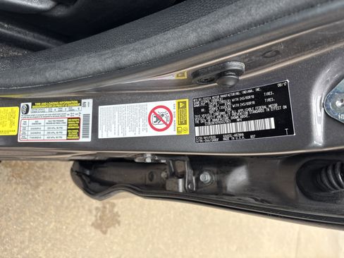 Used 2017 Toyota Highlander LE AWD/4WD image 35