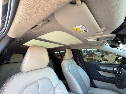 Used 2023 Volvo XC40 B5 Plus image 28