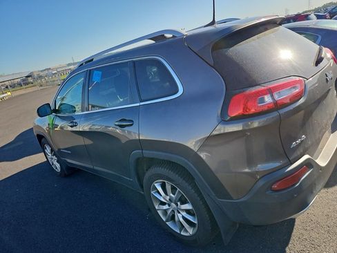 Used 2018 Jeep Cherokee Limited AWD/4WD image 2