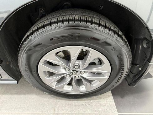 Used 2025 Toyota Sienna LE image 5