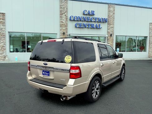 Used 2017 Ford Expedition XLT w/ Equipment Group 202A AWD/4WD image 4