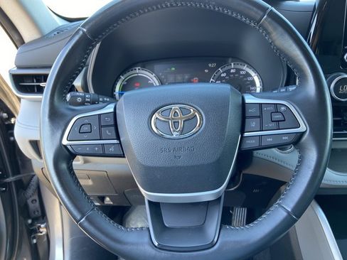Used 2023 Toyota Highlander LE FWD image 35