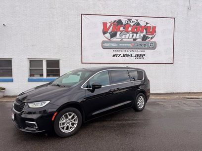 Used 2025 Chrysler Pacifica Select