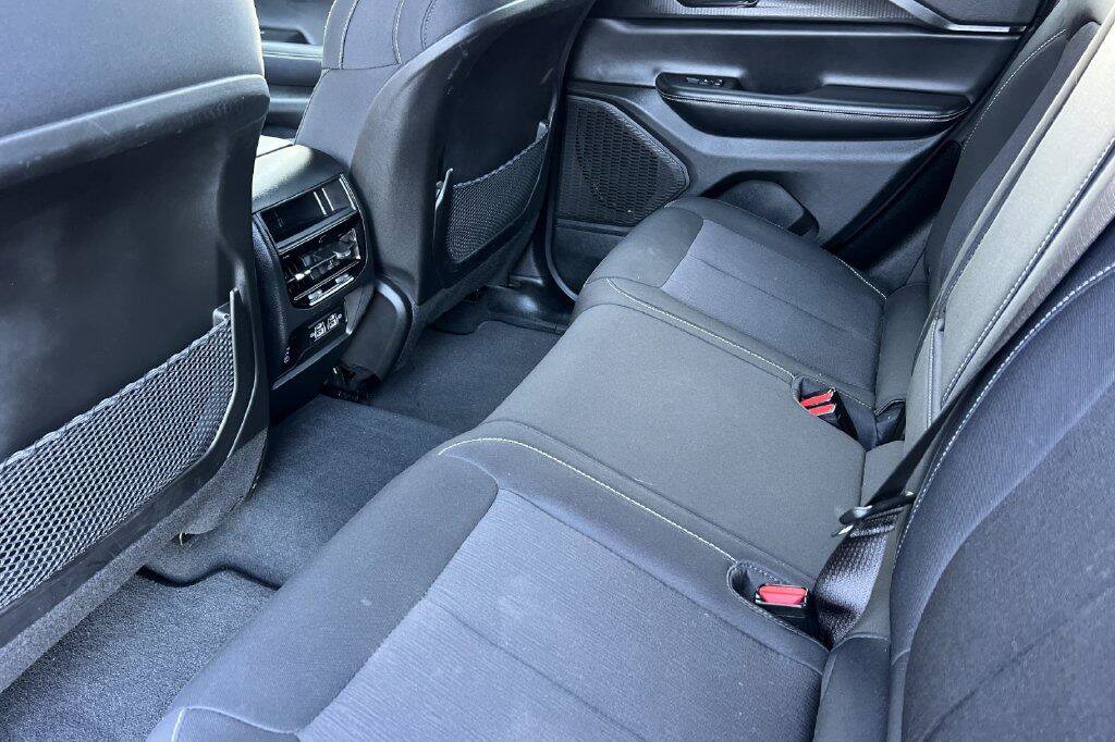 Used 2024 Jeep Grand Cherokee Laredo w/ Luxury Tech Group I RWD image 12