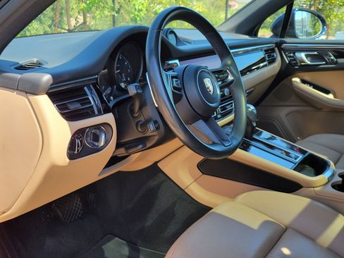 Certified 2023 Porsche Macan image 4