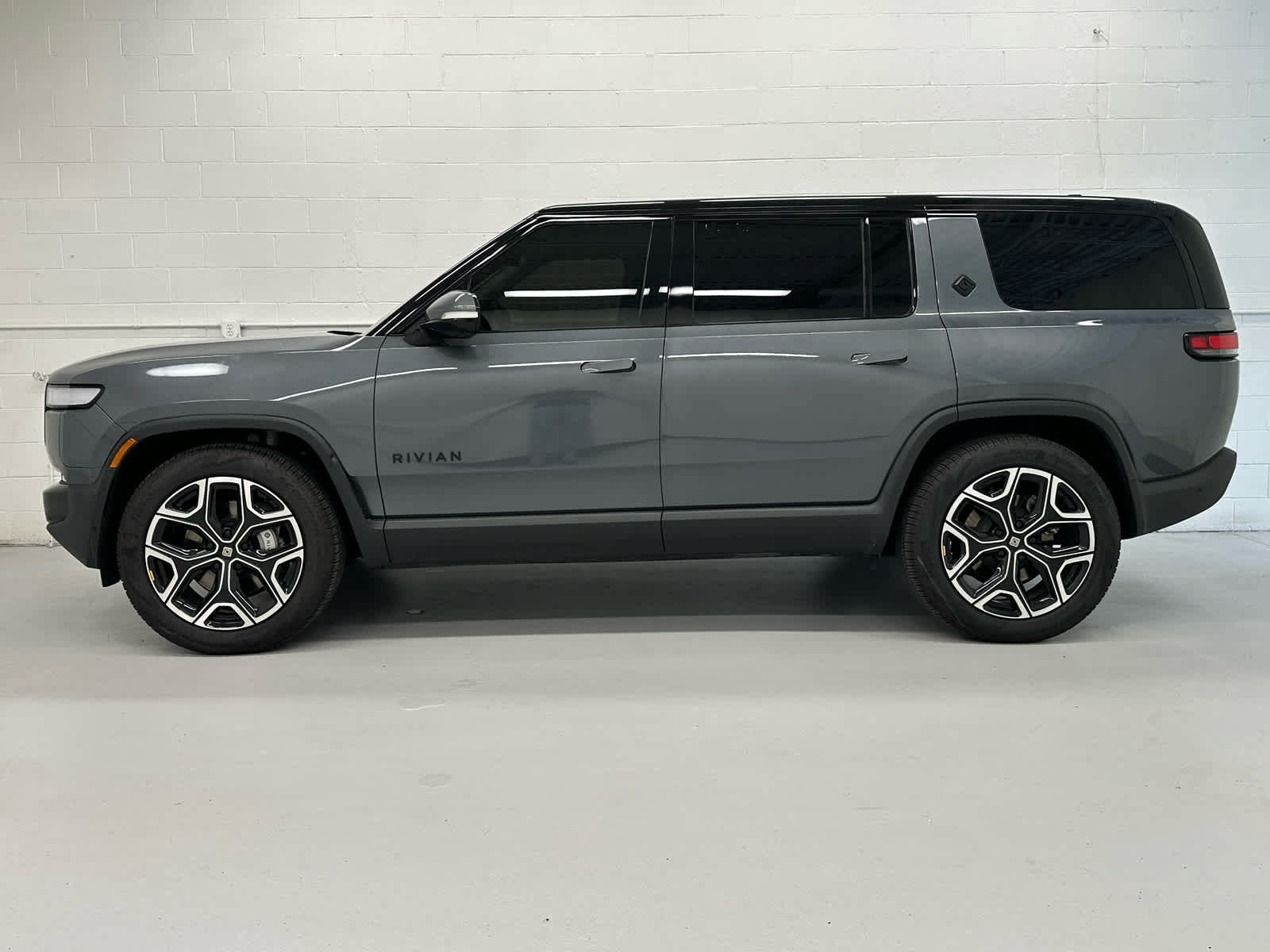 Used 2024 Rivian R1S Adventure Dual AWD/4WD image 3