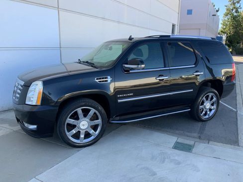 Used 2011 Cadillac Escalade Luxury AWD/4WD image 3