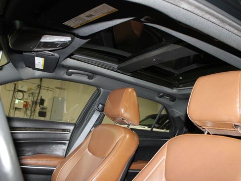 Used 2019 Chrysler 300 Limited w/ Safetytec Plus Group RWD image 32