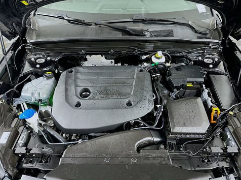 Used 2025 Volvo XC40 B5 Core image 34