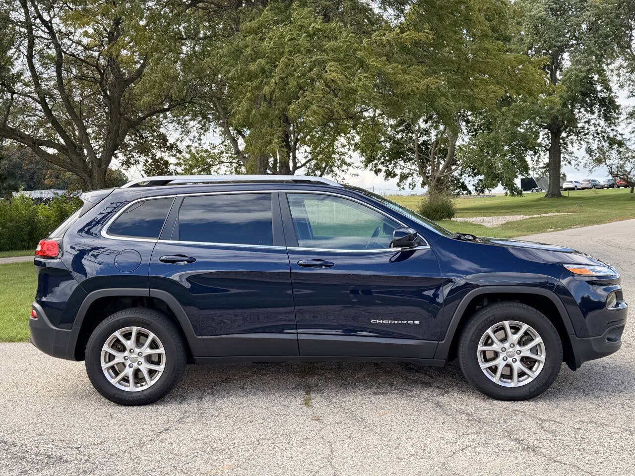 Used 2014 Jeep Cherokee Latitude w/ Cold Weather Group AWD/4WD image 5
