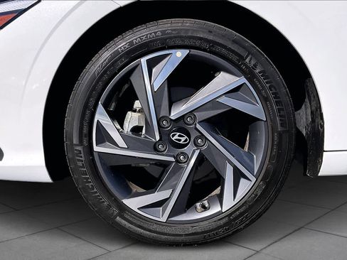 Used 2025 Hyundai Elantra Sport image 9