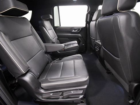 Used 2024 Chevrolet Suburban Premier image 18
