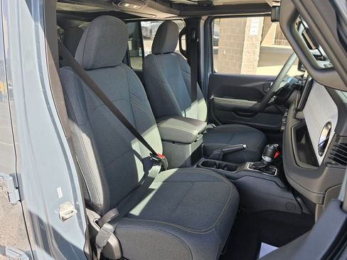 Used 2025 Jeep Wrangler Unlimited Sahara image 33
