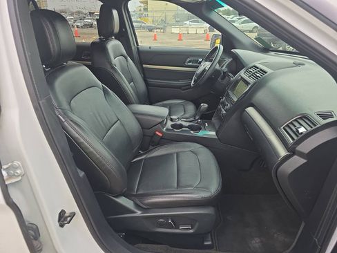 Used 2018 Ford Explorer XLT w/ Equipment Group 202A AWD/4WD image 9