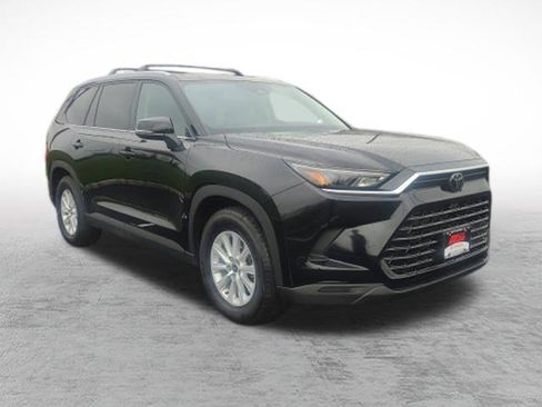 Certified 2024 Toyota Grand Highlander AWD image 3