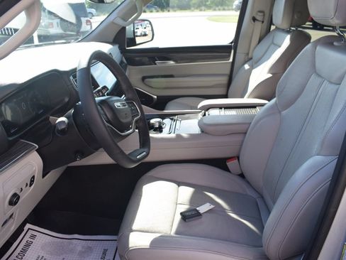 Used 2022 Jeep Wagoneer Series III w/ Flexible Seating Group RWD image 8