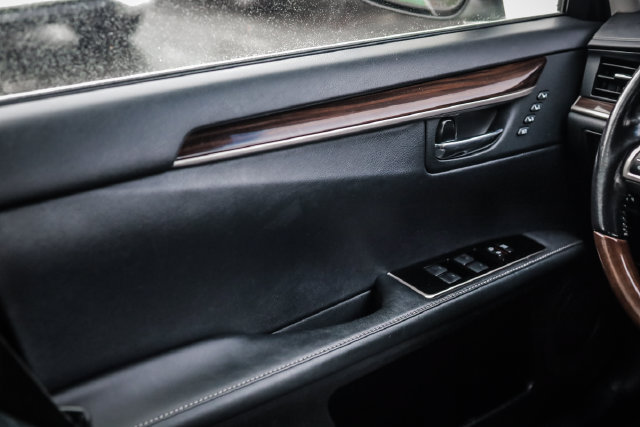 Used 2016 Lexus ES 300h w/ Luxury Package w/Wood Trim FWD image 33